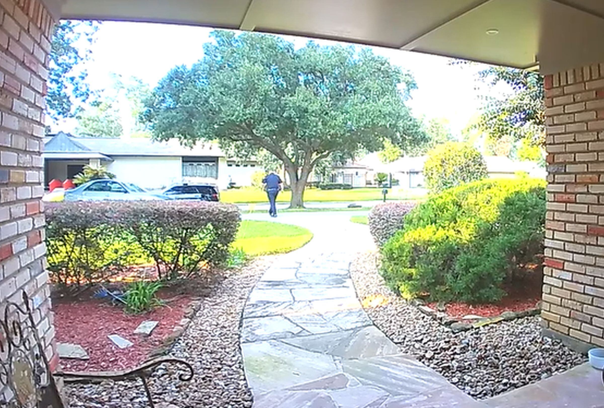 Esta imagen muestra que el oficial Taylor Bridges se fue hacia su vehículo después de entregar el pedido a la mujer. (Foto: Karen King Funchess / Facebook)