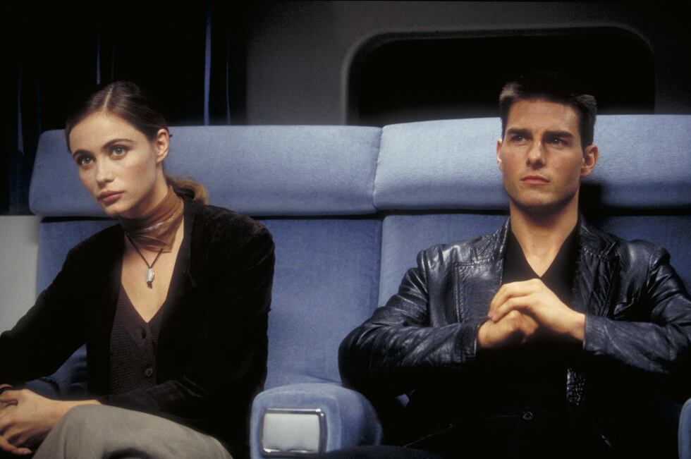 Emmanuelle Béart y Tom Cruise en una escena de "Misión Imposible 1".