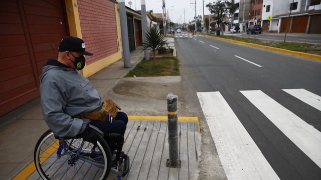 Inaudito: instalan rampas para sillas de ruedas con obstáculos al medio en Chorrillos