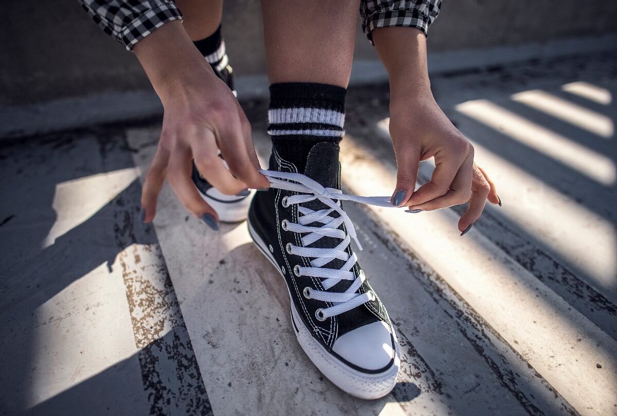 Este detalle tan común en tus zapatillas podría estar afectando tu comodidad sin que lo notes. | Crédito: Freepik