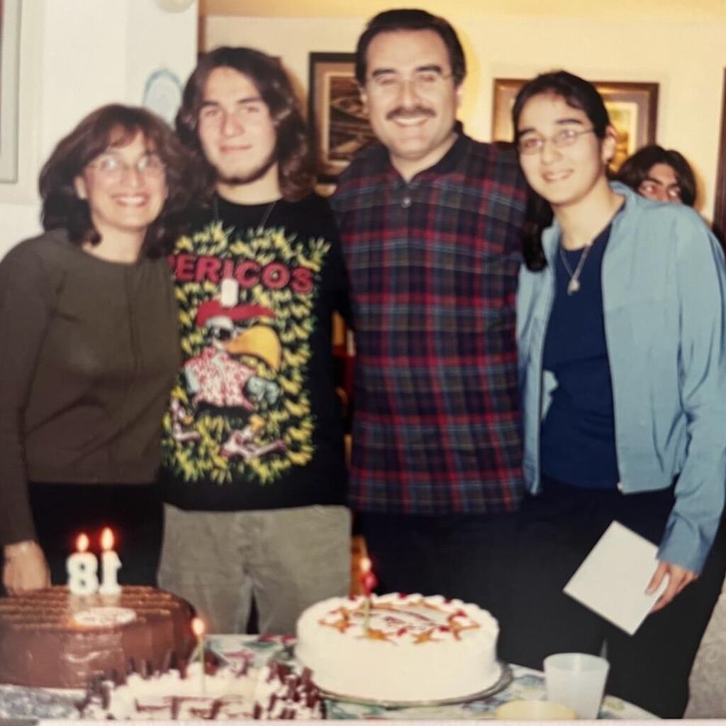 Giacomo Bocchio en una fotografía de su archivo familiar junto a sus padres y su hermana luciendo un polo de la banda argentina de reggae Los Pericos. (Foto: Instagram/ Giacomo Bocchio)