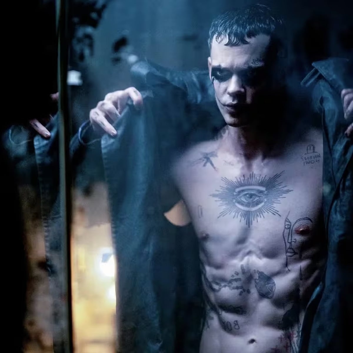 Bill Skarsgård como Eric Draven / El cuervo en la segunda parte de la película "The Crow" (Foto: Lionsgate)