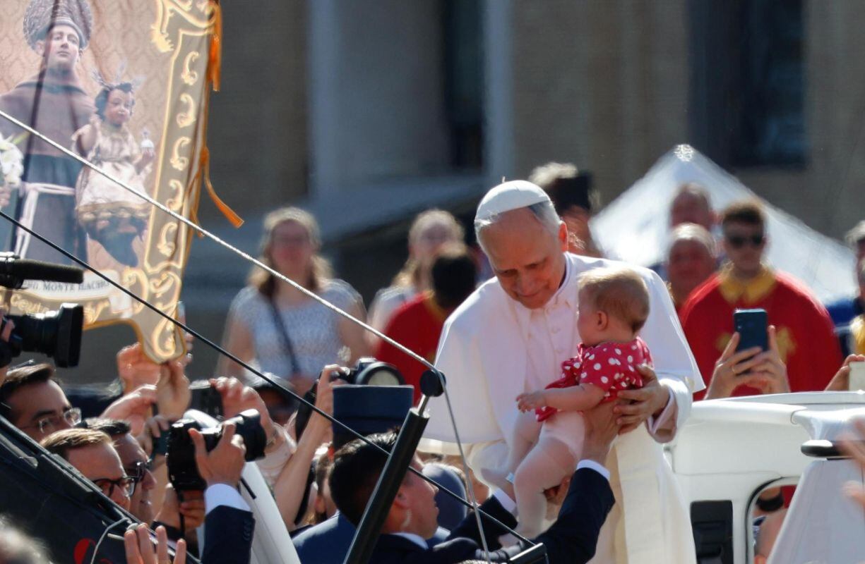 El Papa León XIV acaricia a un niño a su llegada en el papamóvil a la Plaza de San Pedro, Ciudad del Vaticano, 18 de mayo de 2025. (Papa) EFE/EPA/GIUSEPPE LAMI
