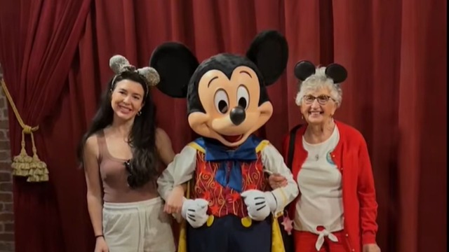 Su abuela cumple 91 años y la sorprende con un viaje a Walt Disney World