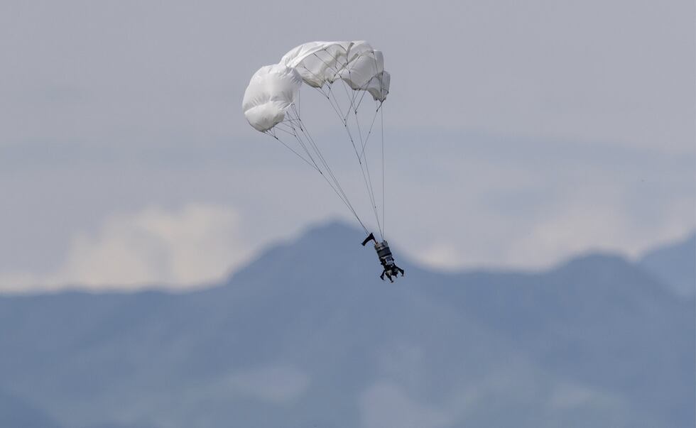 Para demostrar su funcionamiento, se hizo el lanzamiento del dispositivo desde un dron, a más de 200 metros de altura. (Foto: Difusión)