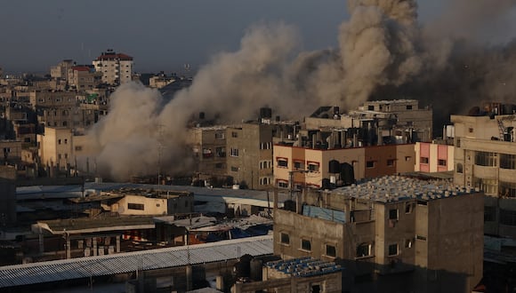 El humo se eleva en Rafah tras un ataque aéreo israelí en la ciudad del sur de la Franja de Gaza el 1 de diciembre de 2023. (Foto de SAID KHATIB / AFP)