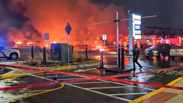 “Varios muertos” tras estrellarse avión pequeño en zona residencial de Filadelfia