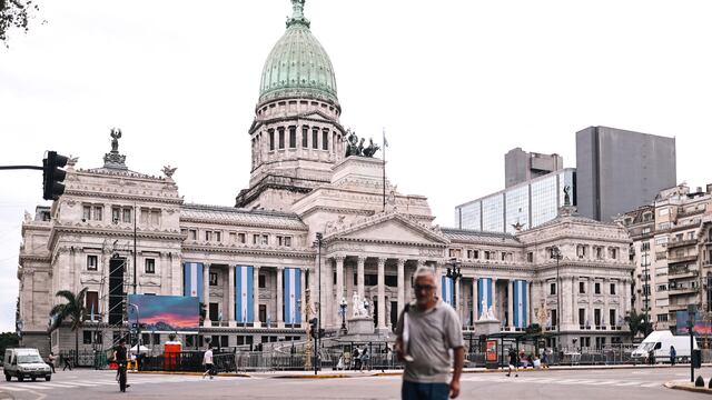 Argentina celebra 40 años de democracia con la asunción presidencial de Javier Milei