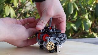 Una caja de cambios mecánica hecha con piezas de Lego