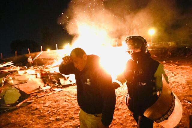 Serenazgo de Lima y pobladores de Surco durante desalojo por obras de la Vía Expresa Sur. (Foto: César Grados/@photo.gec)