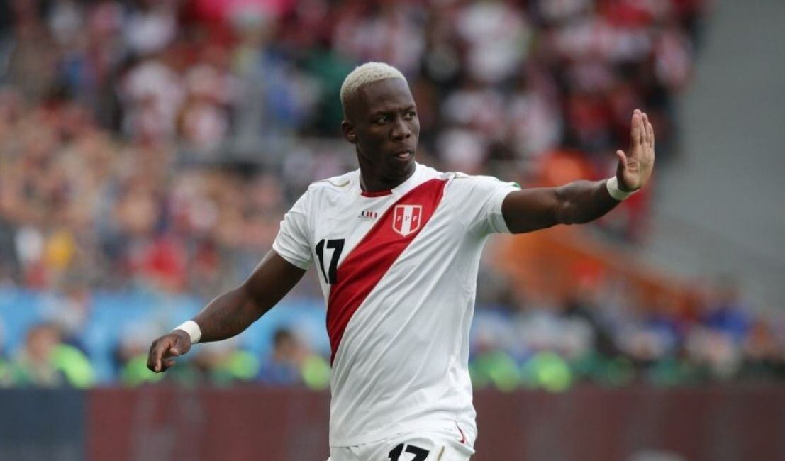 El entrenador de la selección peruana, Jorge Fossati, suele alinear con tres centrales y dos carrileros por bandas en un sistema 1-3-5-2.