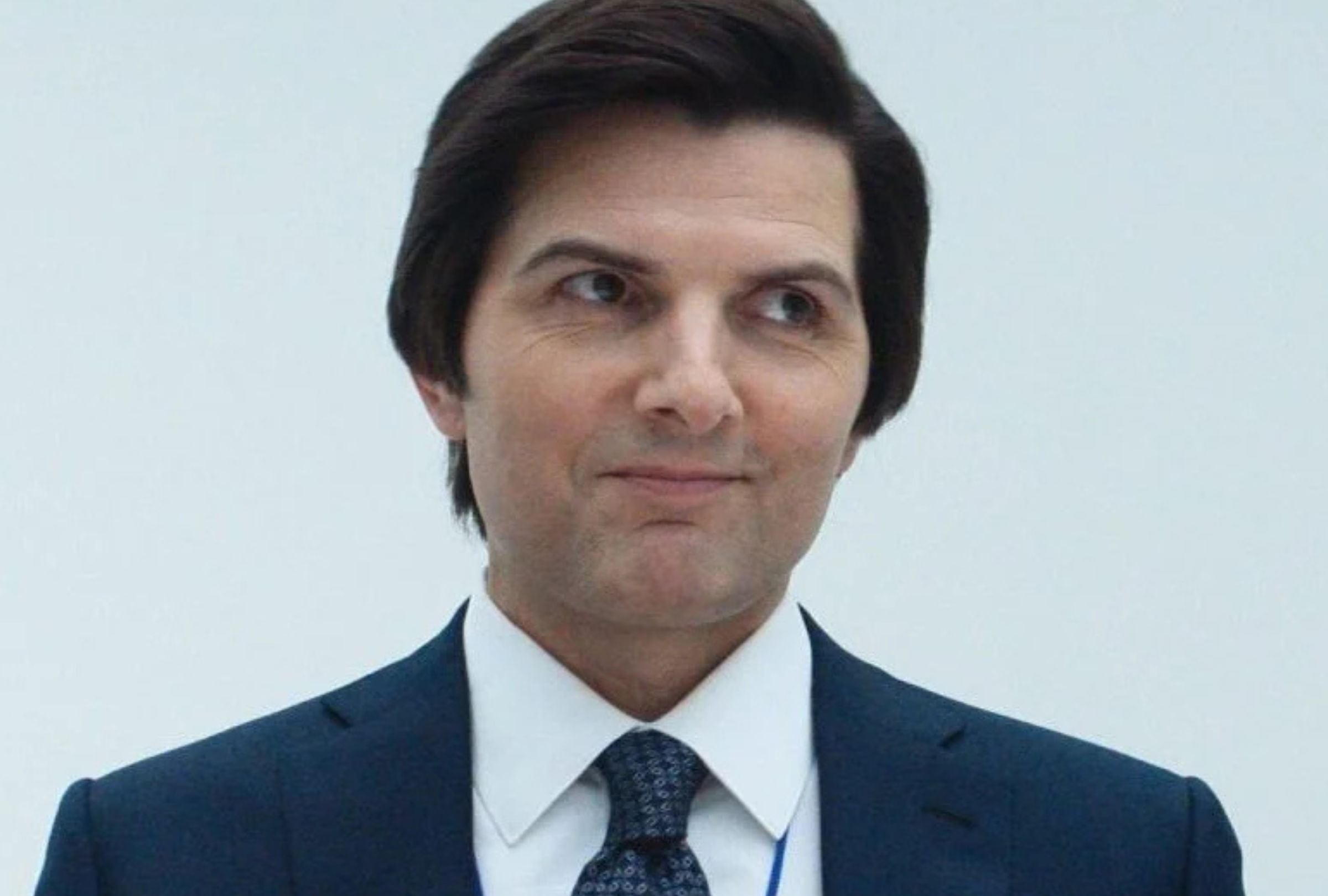 A lo largo de la serie "Severance", Adam Scott interpreta a Mark Scout. Él es un hombre que, fuera del trabajo, está de luto por la muerte de su esposa (Foto: Apple TV+)