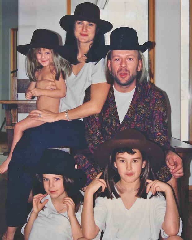 Demi Moore junto a Bruce Willis y sus tres hijas: Rumer, Scout y Tallulah. (Foto: Faccebook de Demi Moore)