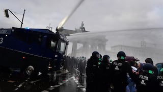 Policía alemana dispersa con cañones de agua una manifestación “antimascarillas” | FOTOS