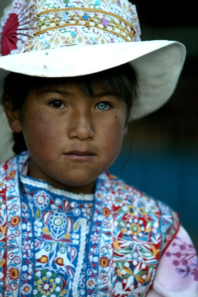 AREQUIPA, 28 DE MAYO DEL 2005
EL PROGRAMA CORREDOR TURISTICO SUR PERUANO ORGANIZO CON EL APOYO DE PROM-PERU UN CIRCUITO PARA QUE UN GRUPO DE PERIODISTAS PUEDA RECORRER NUEVAS RUTAS TURISTICAS EN AREQUIPA.
EN LA IMAGEN: NI—A CON UN OJO CELESTE
FOTO: ANTONIO ESCALANTE / EL COMERCIO