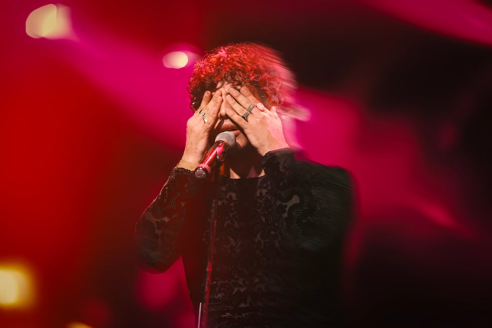 El reloj marcaba las 9pm. Los fans de Rizzi bien apenas terminaban de tomarse un trago en el CC Bianca Barranco cuando su ídolo aparece en el escenario y les pide levantarse para disfrutar del show como se debe.