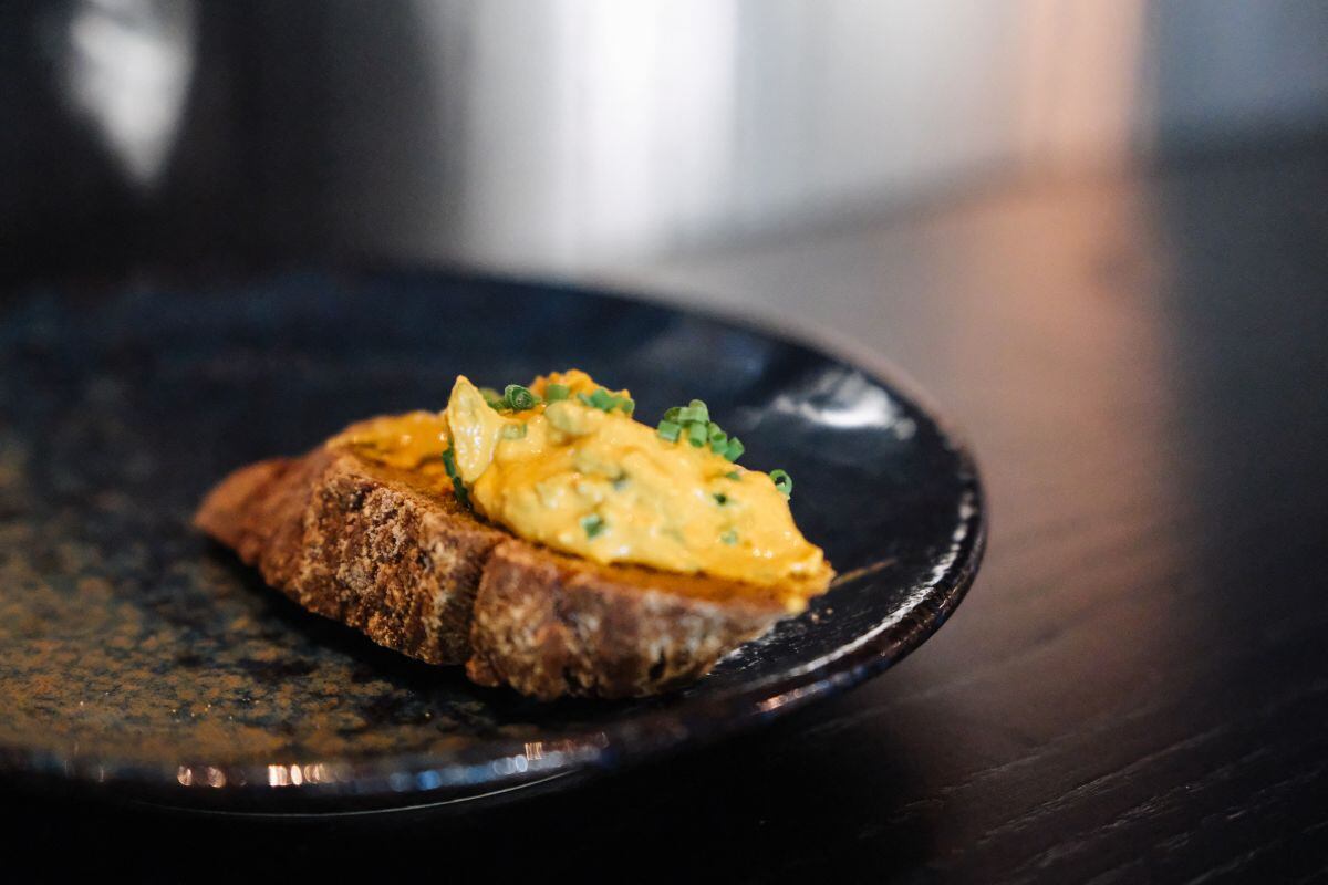 Un plato preparado con "Solein", una proteína creada en un laboratorio utilizando fuentes estrictamente renovables.