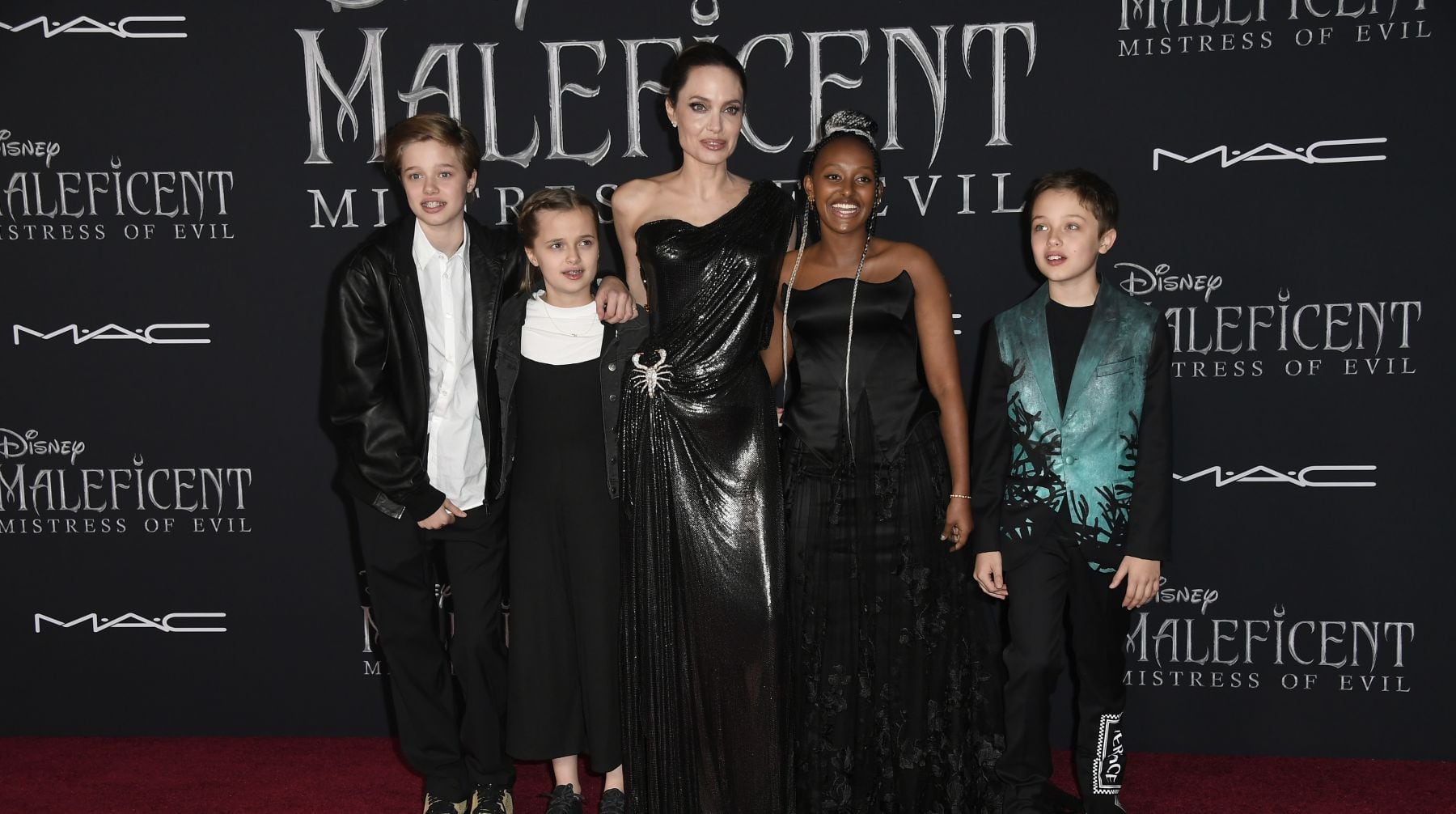 Angelina Jolie junto a sus hijos en la alfombra roja de "Maléfica 2". (Foto: Frazer Harrison / AFP)