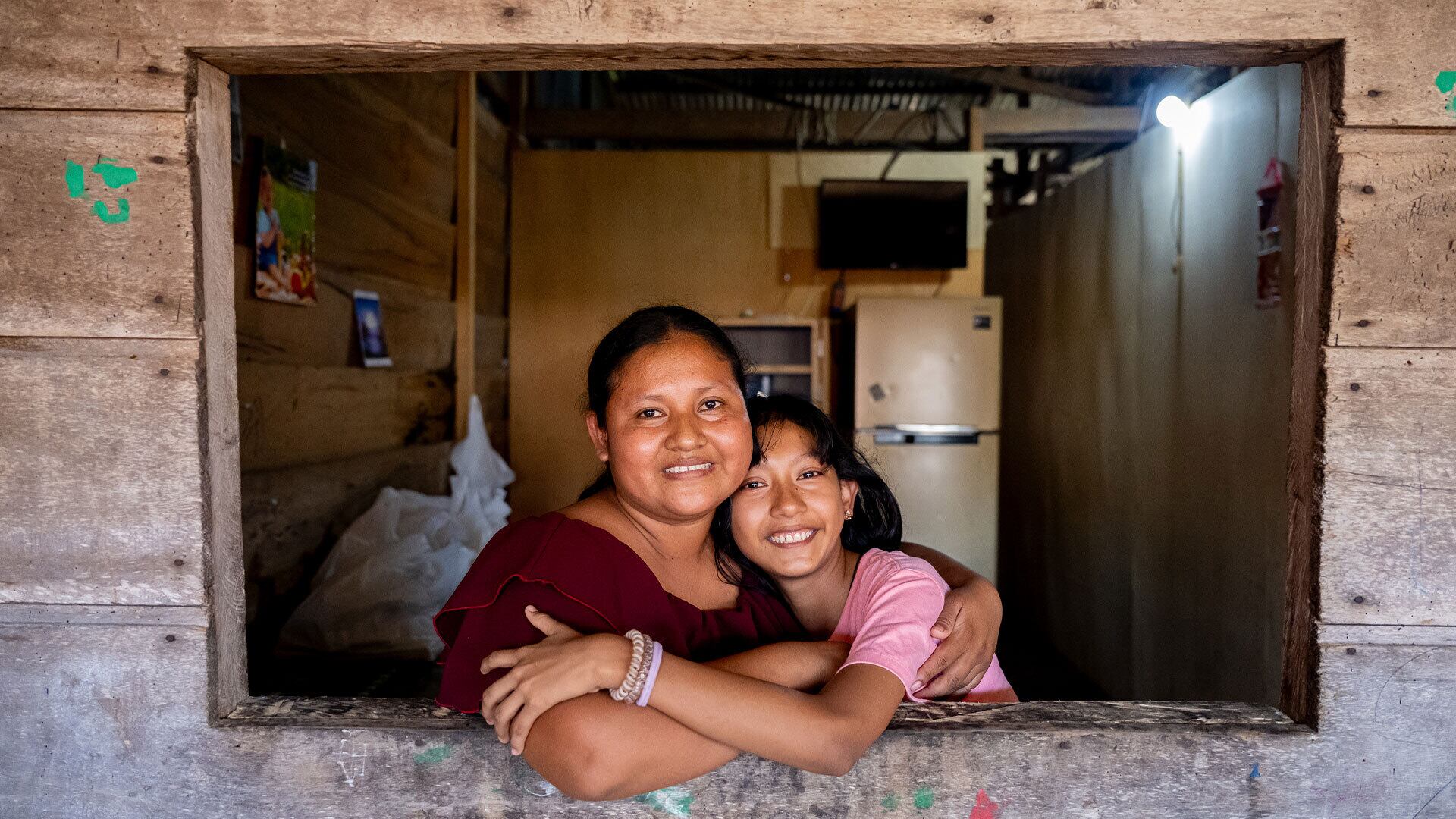 Génesis (12) y su mamá, beneficiarias del proyecto ‘Crianza con Ternura’, para cerrar ciclos de violencia intergeneracional en Punchana, Loreto. En alianza con Fundación FC Barcelona y World Vision.