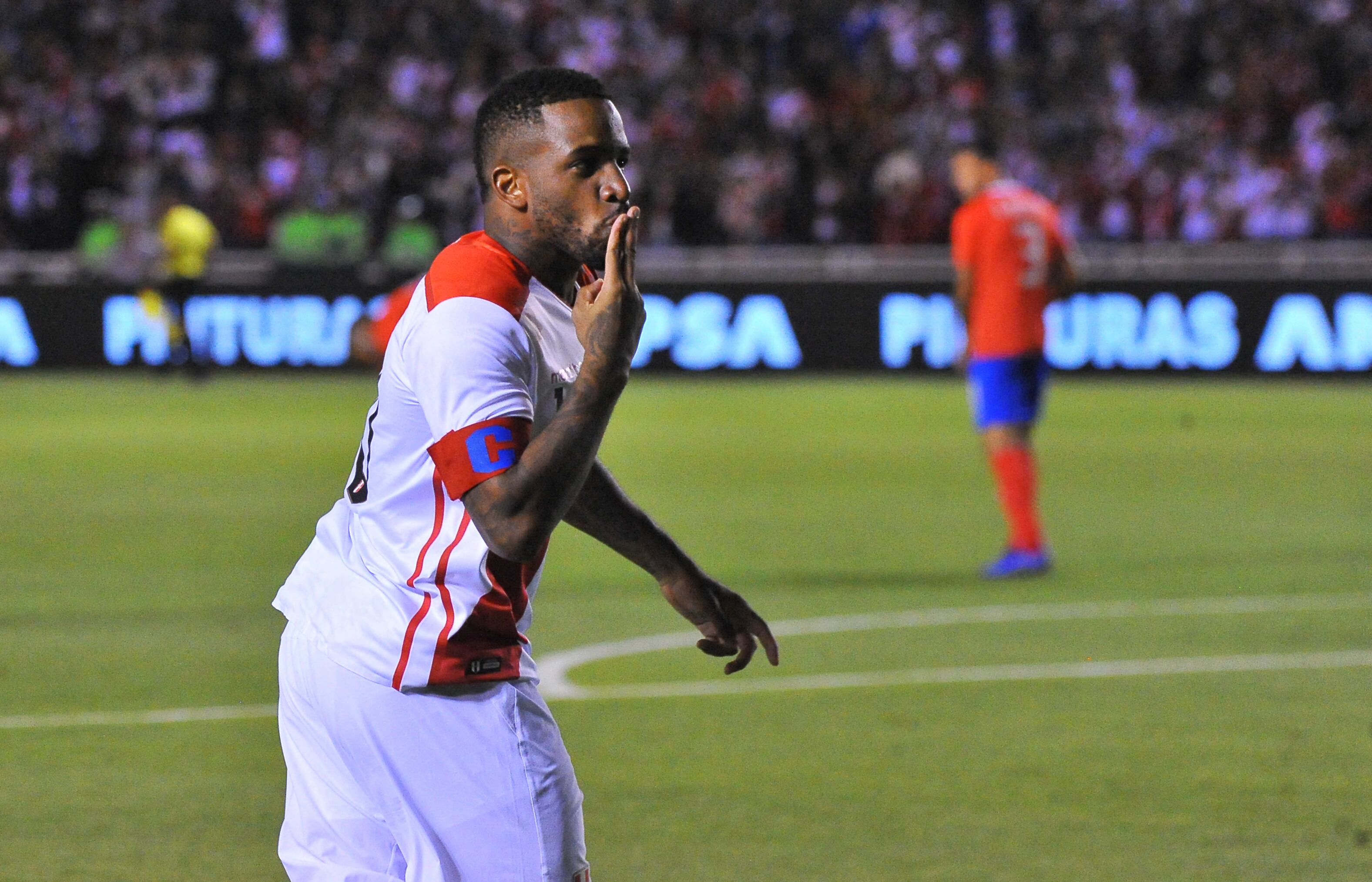 "Jefferson Farfán, nacido el 26 de octubre de 1984, es un delantero polivalente que ha representado a Perú desde 2003. Ha tenido una exitosa carrera en clubes, jugando para clubes como el PSV Eindhoven de Holanda y el Schalke 04 de Alemania. Farfán ha sido un jugador clave para Perú, aportando goles y asistencias en partidos importantes", asevera la IA.