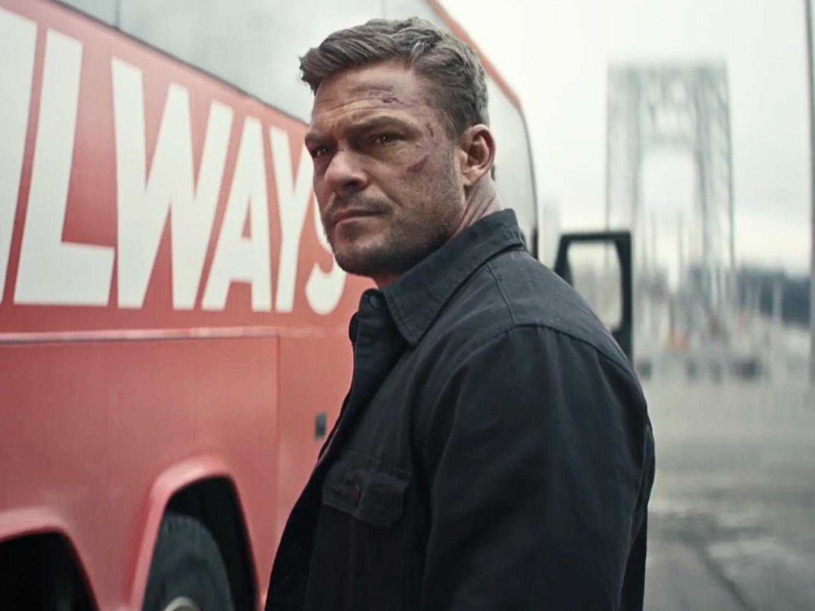 Alan Ritchson interpreta a Jack Reacher, un exsoldado que debe enfrentarse a múltiple peligros (Foto: Amazon Studios)