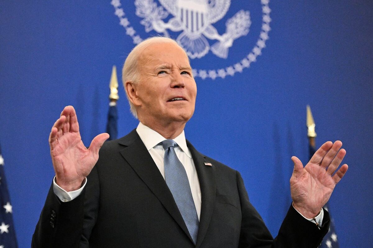 El presidente de Estados Unidos, Joe Biden, llega para hablar en el Departamento de Estado en Washington, DC, el 13 de enero de 2025, mientras pronuncia su último discurso sobre política exterior. (Foto de ROBERTO SCHMIDT / AFP)