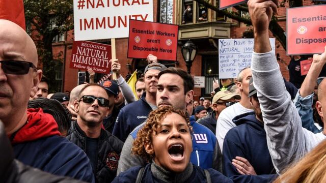 Nueva York suspende sin sueldo a miles de empleados que no quisieron vacunarse contra el coronavirus