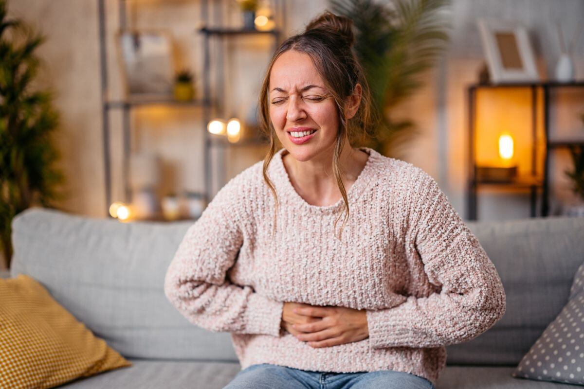 Las molestias estomacales pueden estar vinculadas al estrés, alimentación o incluso enfermedades como el síndrome de intestino irritable o gastritis. (Foto: urbazon / iStock)
