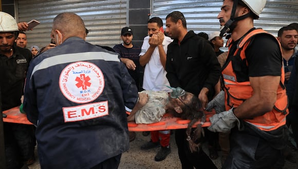 Rescatistas palestinos llevan a una víctima del bombardeo israelí en Khan Yunis, en el sur de la Franja de Gaza, el 7 de noviembre de 2023, en medio de continuas batallas entre Israel y el grupo militante palestino Hamás. (Foto de Mahmud HAMS / AFP)