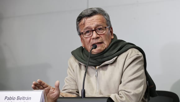 El jefe de la delegación de la guerrilla del ELN, Pablo Beltrán, hablando durante una rueda de prensa el 10 de octubre de 2023, en Bogotá, Colombia. (Foto de Mauricio Dueñas Castañeda / EFE)