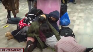 Ciudadanos duermen en terminal de Yerbateros y precios de pasajes se triplican por Fiestas Patrias: “Es un abuso”