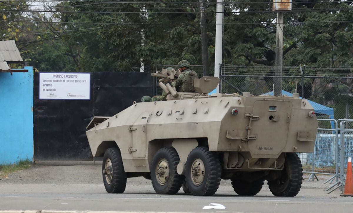 Un vehículo blindado de las Fuerzas Armadas llega a la Penitenciaría del Litoral, en la ciudad de Guayaquil (Ecuador), el 23 de julio. Al menos cinco reos fallecieron y otros once resultaron heridos en enfrentamientos entre personas privadas de la libertad (PPL) en una cárcel de la provincia costera del Guayas (suroeste), confirmó este domingo el Servicio Nacional de Atención Integral a Personas Adultas Privadas de la Libertad ya Adolescentes infractores (SNAI) | (Foto: EFE/ Jonathan Miranda)