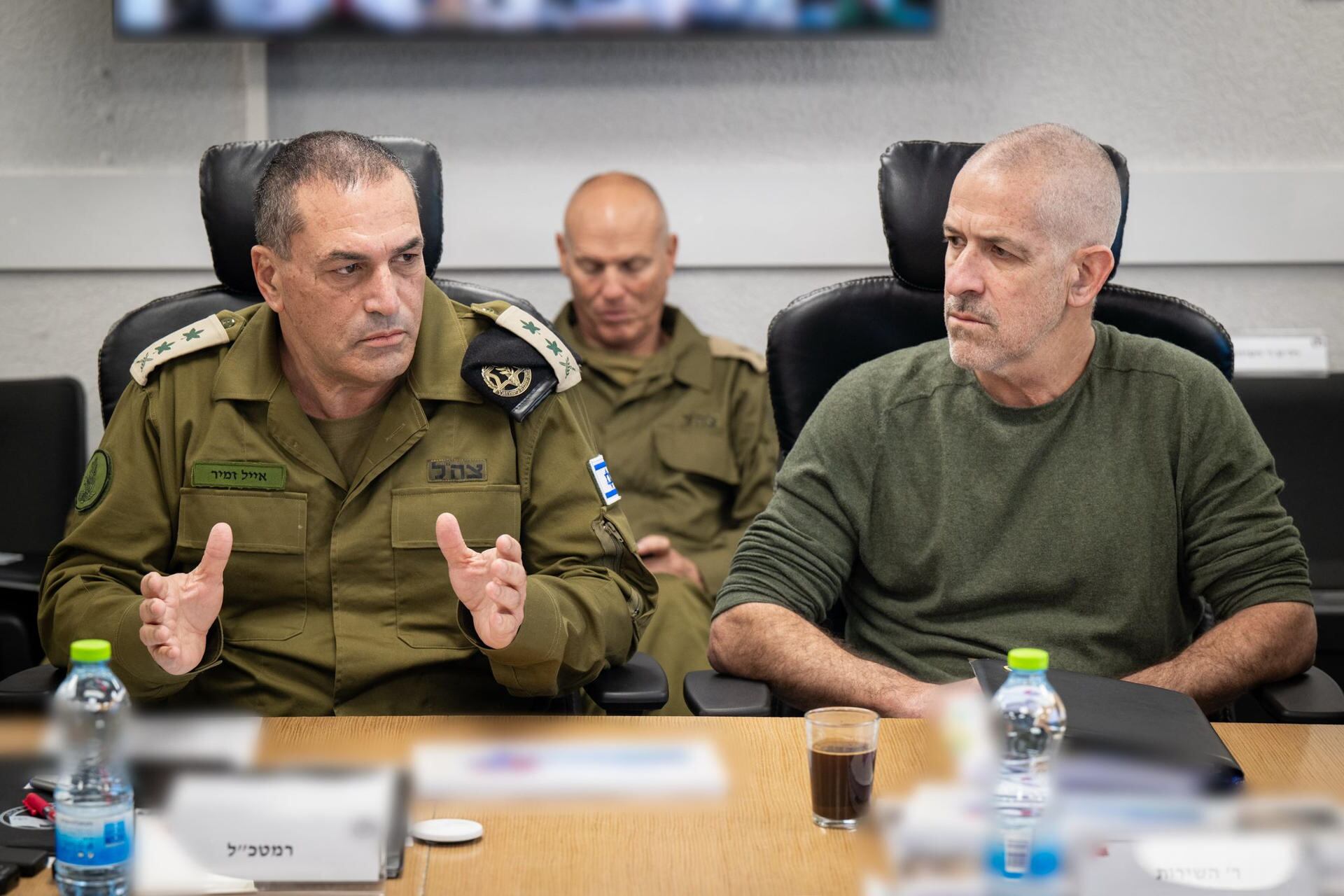 El Jefe del Estado Mayor General, Teniente General Eyal Zamir, y el destituido jefe del Shin Bet, Ronen Bar (d), durante la reunión para evaluar la situación de seguridad en el Comando Sur con miembros del Foro del Estado Mayor General. (Foto: EFE/ IDF)