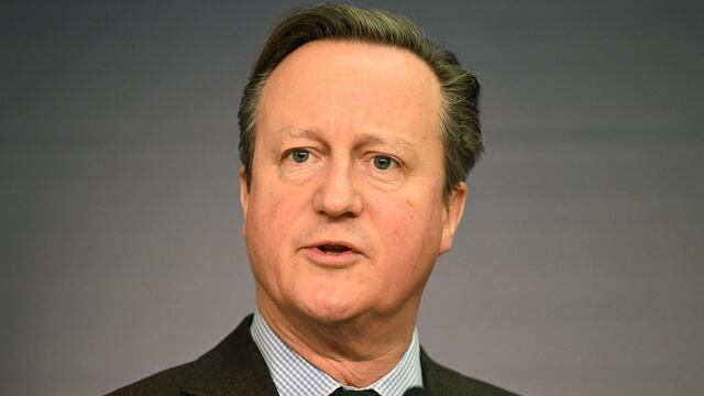 David Cameron defiende que Ucrania use armamento occidental contra objetivos en suelo ruso
