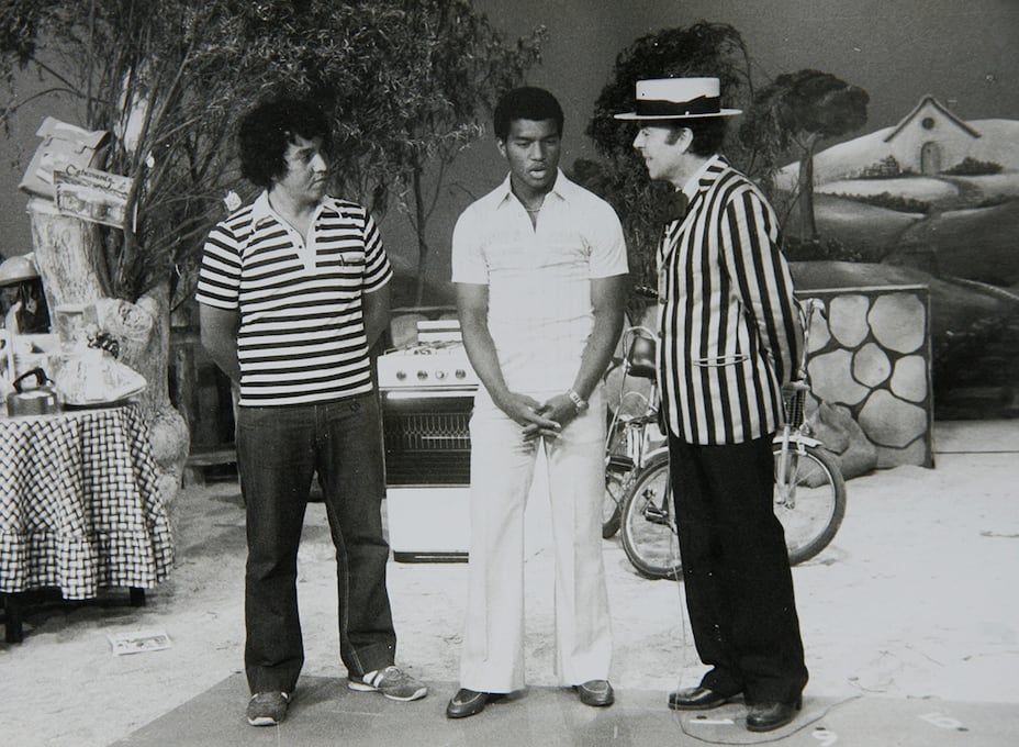En su última etapa como Tío Johnny, el conductor recibió la visita de dos "sobrinos": el crack celeste Julio César Uribe, y el periodista deportivo Lalo Archimbaud. (Foto: Archivo Histórico de El Comercio)