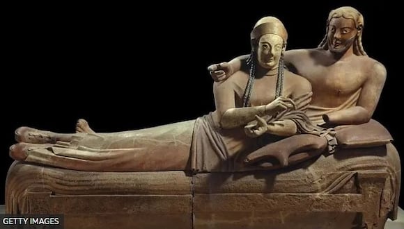 Un sarcófago que representa a una pareja reclinada junta: uno de los muchos ejemplos de obras de arte etruscas con inclinaciones románticas. (Getty Images).