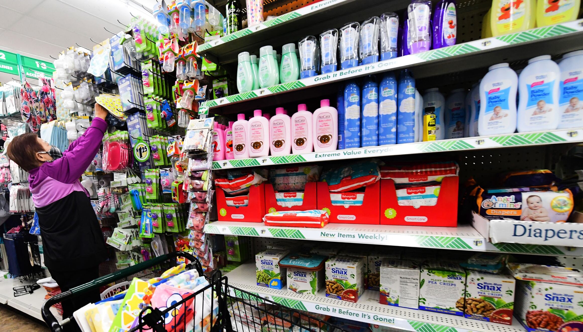 Una cliente en medio de los estantes de una tienda de Dollar Tree (Foto: AFP)