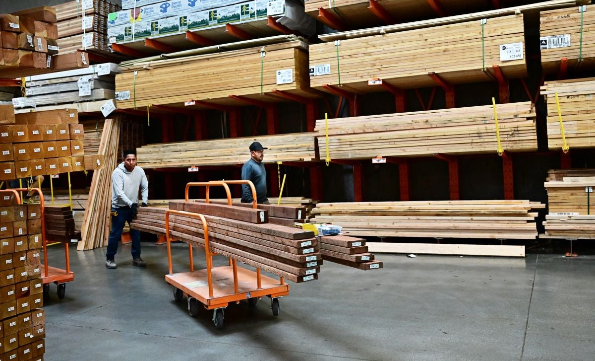 Personas compran madera en una tienda Home Depot en Alhambra, California, el 10 de abril de 2025 (Foto: Frederic J. Brown / AFP)
