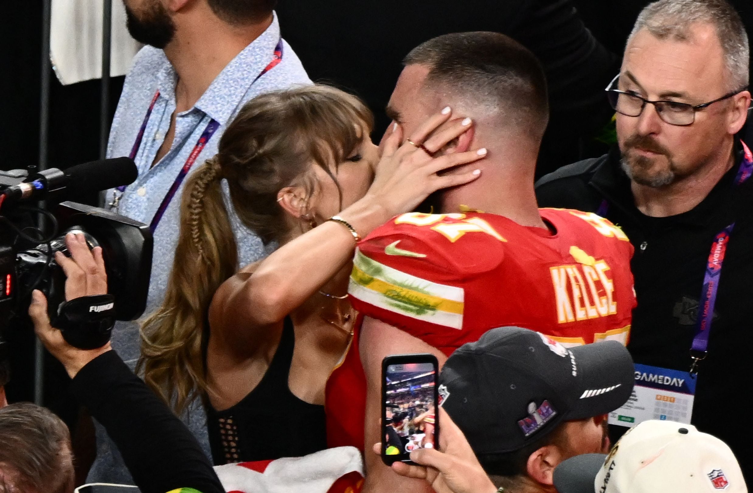 La dulce tradición de Taylor Swift y Travis Kelce para los días de juego ha sido revelada por una ex animadora de los Chiefs. | Crédito: Patrick T. Fallon / AFP
