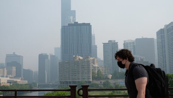 El humo de los incendios forestales canadienses se asienta sobre el centro de Chicago, Illinois, EE. UU., el 28 de junio de 2023. (Foto de EFE/EPA/ALEX WROBLEWSKI)