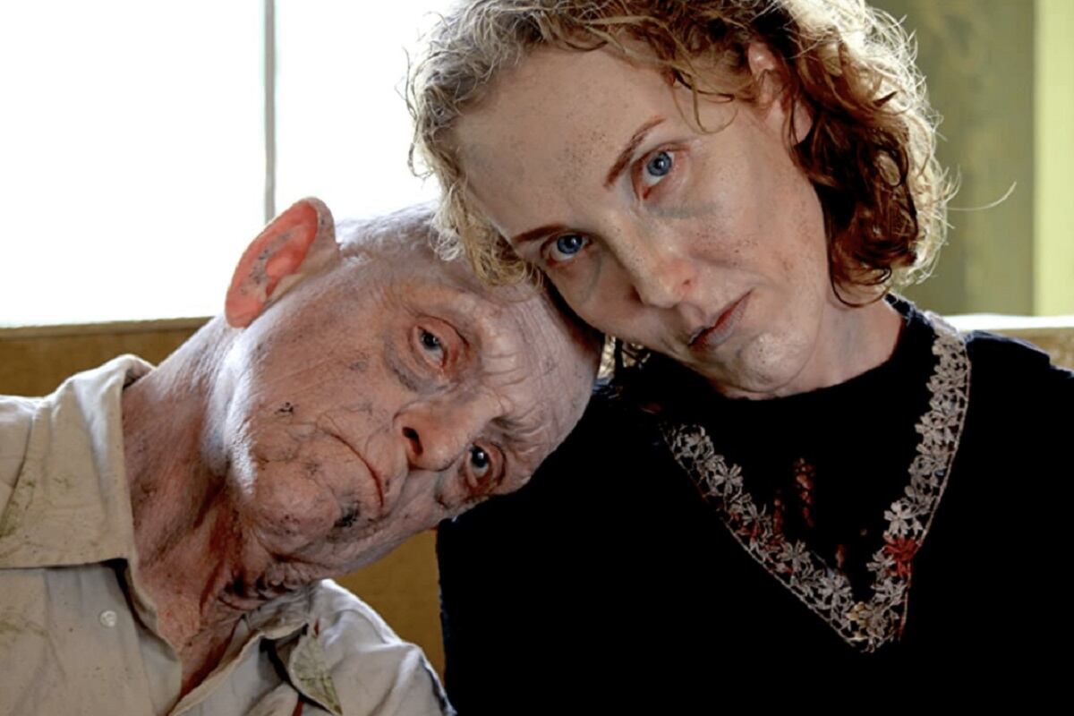 Los cuidadores de la mansión en la película "El sombrerero loco" (Foto: Blue Fox Entertainment)