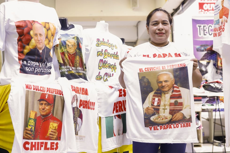 Los emprendedores de Gamarra y el negocio de la fe. Polos con distintos estampados alusivos al nuevo pontífice se venden en el emporio comercial como pan caliente.
