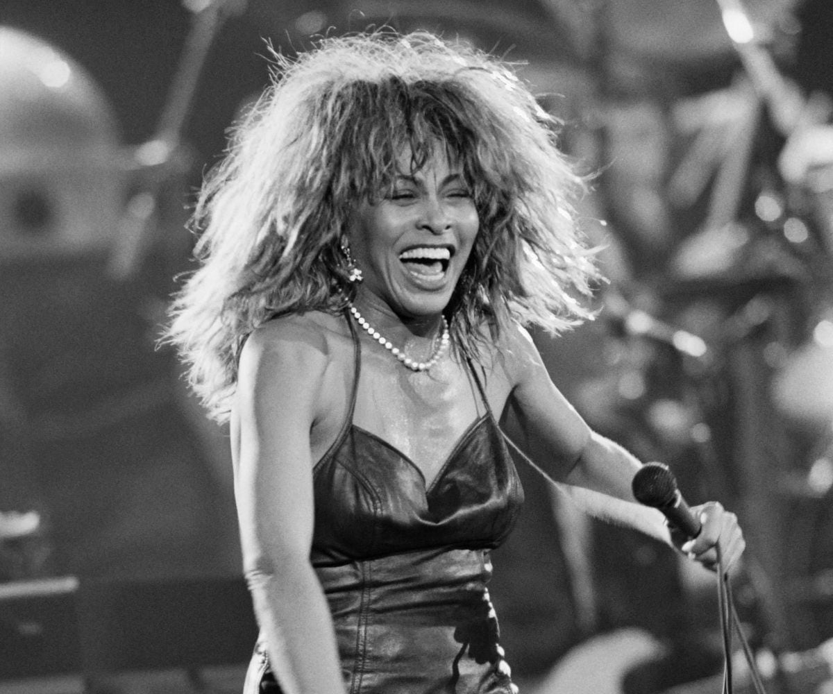 La cantante estadounidense Tina Turner actúa el 30 de marzo de 1987 en el Palais Omnisports de París, durante el primer concierto de su nueva gira, la primera en seis años (Foto: Bertrand Guay / AFP)