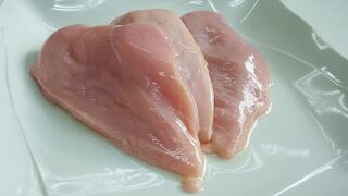 Es chef y revela los riesgos de lavar el pollo