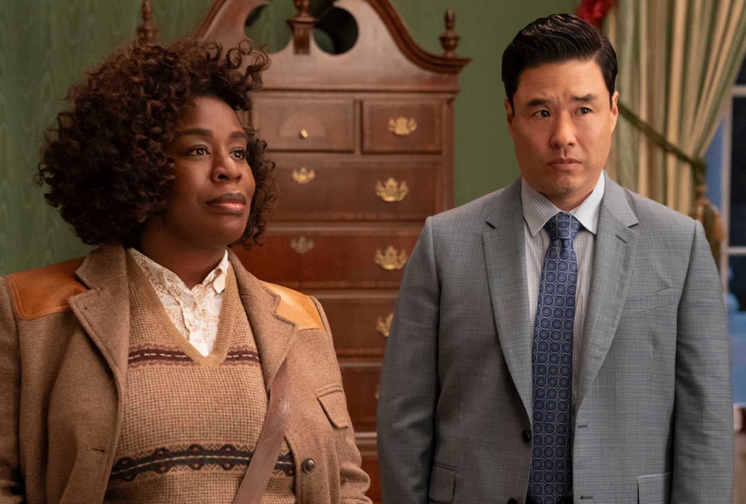 Uzo Aduba da vida a Cordelia Cupp y Randall Park da vida a Edwin Park en el drama de misterio "La residencia" (Foto: Netflix)