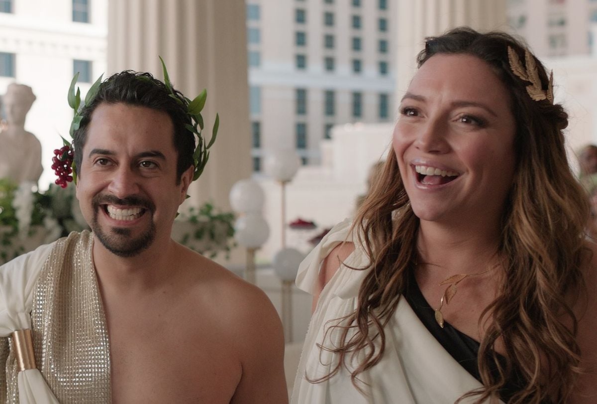 En "Mirreyes vs. Godínez: Las Vegas", Genaro y Michelle harán de todo para conseguir una firma en un contrato (Foto: Draco Films / Liam Labs / Caesars Entertainment)