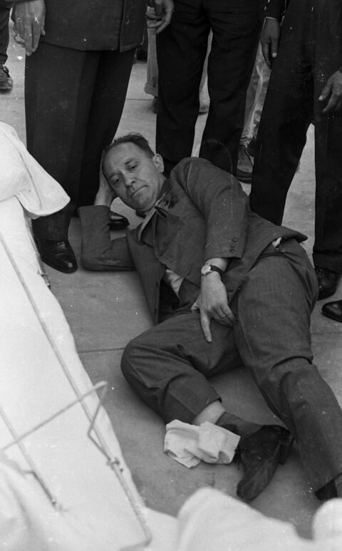 Callao, 25 de setiembre de 1964. La imagen lo dice todo: el periodista de Associated Press (AP), Francisco Mattioli aparece caído con la pierna fracturada. (Foto: GEC Archivo Histórico)