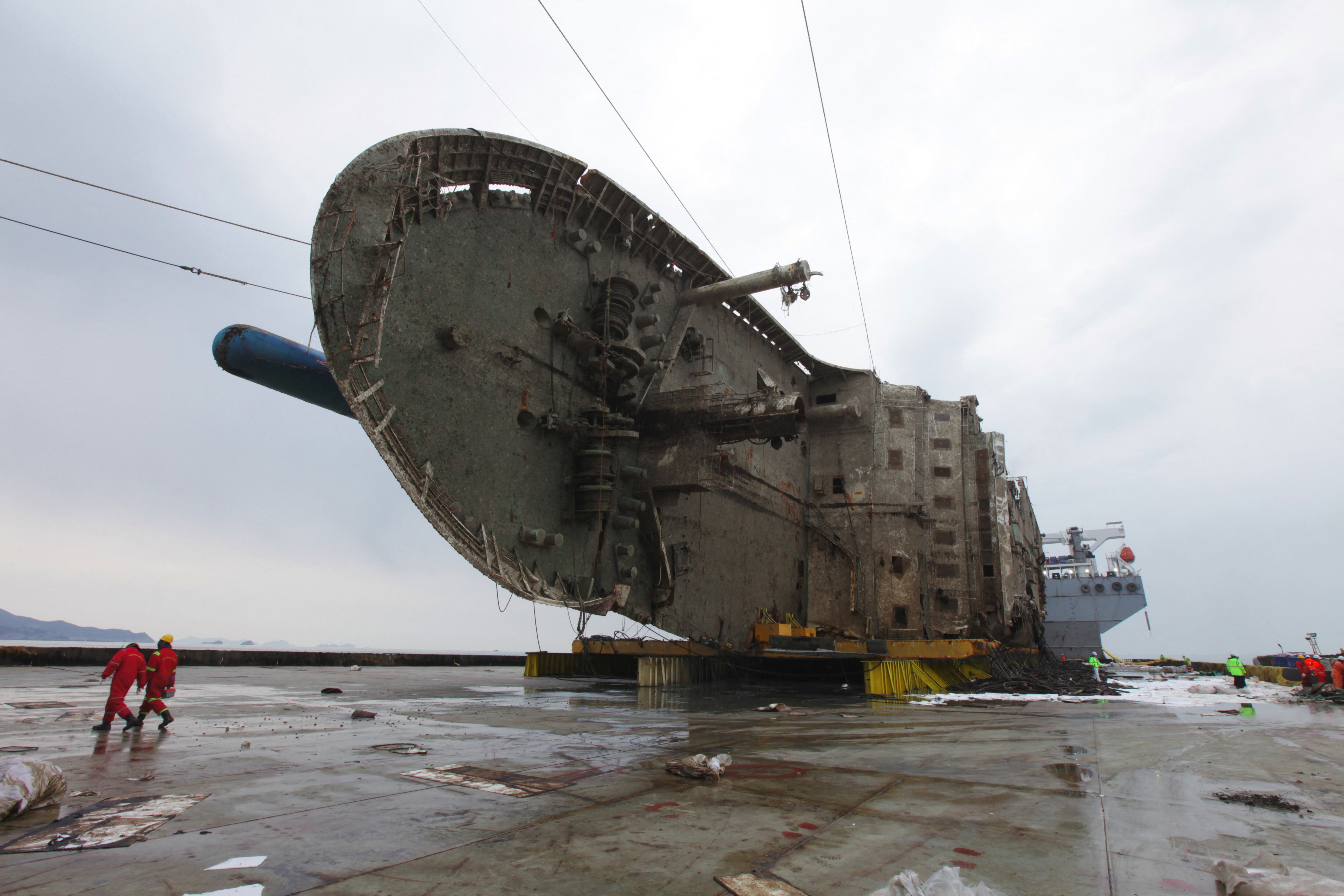 Esta foto del 26 de marzo de 2017 muestra al ferry Sewol colocado en un barco sumergible frente a la costa de la isla de Jindo, en Corea del Sur. (AFP).