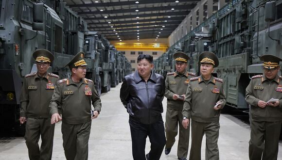 El líder de Corea del Norte, Kim Jong-un, inspecciona un nuevo sistema de misiles que serán recientemente equipados por el Ejército Popular de Corea (EPC) en un lugar no revelado de Corea del Norte, el 14 de mayo 2024. (Foto de KCNA VIA KNS / AFP)