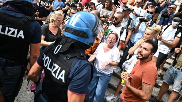 Fiesta ilegal que reunió a más de 10.000 europeos termina en Italia
